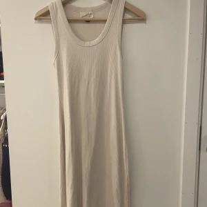 Beige långklänning - Beige tight långklänning i stretchingt tyg köpt i USA. Använd 2 gånger. Strl xs, jag är 160💞