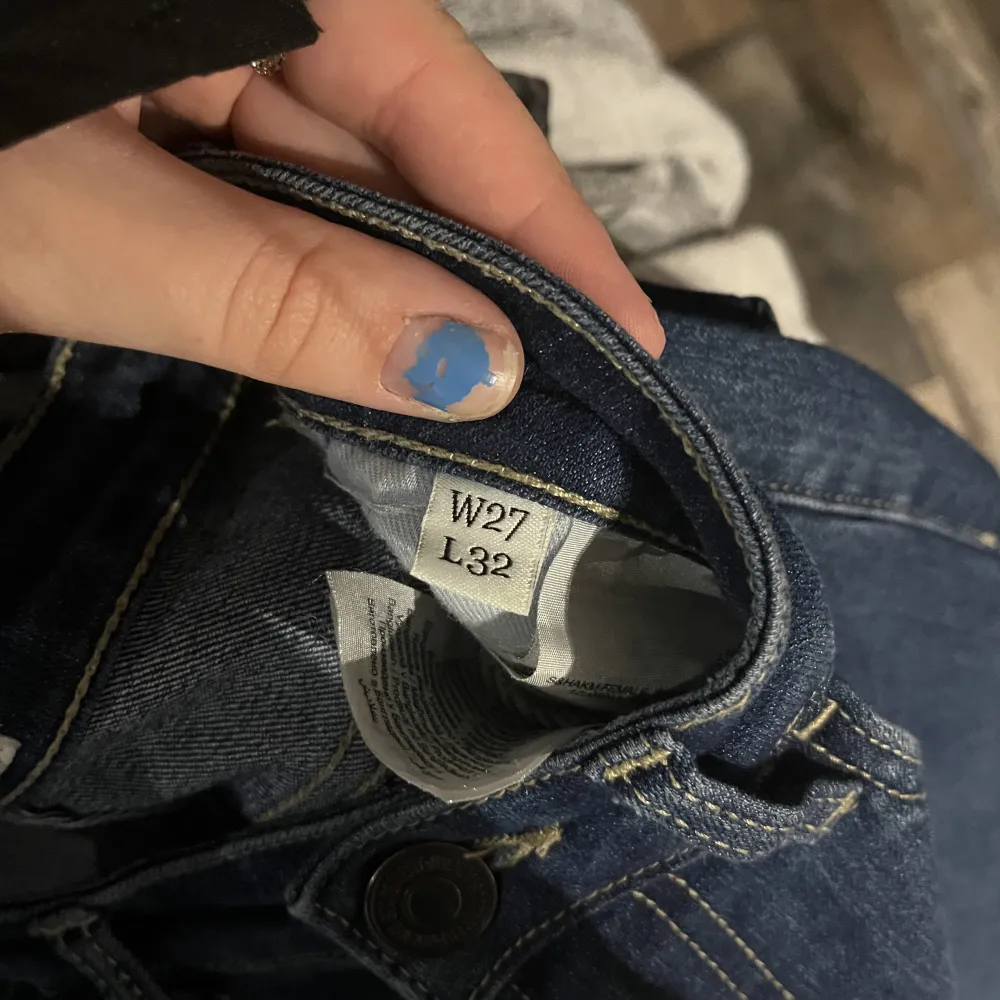 Högmidjade utsvängda blåa jeans från SH Ease, by Stock & Hank Jag är 162 och passar bra i längd på mig. Köparen står för frakten. Jeans & Byxor.