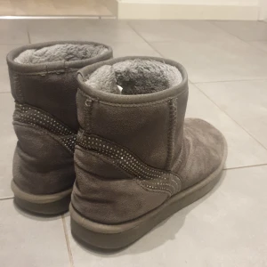 Uggs - Det här är ett par mörk bruna-ish Uggs dom är anväda ganska många gånger men dom är fortfarande väldigt fina enligt mig. Dom skulle passa bra för dom som är 9-11 år kanske.