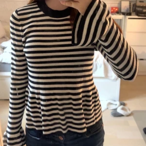 Randig tröja - Säljer denna randiga tröja från Lindex, använd fåtal gånger🤍