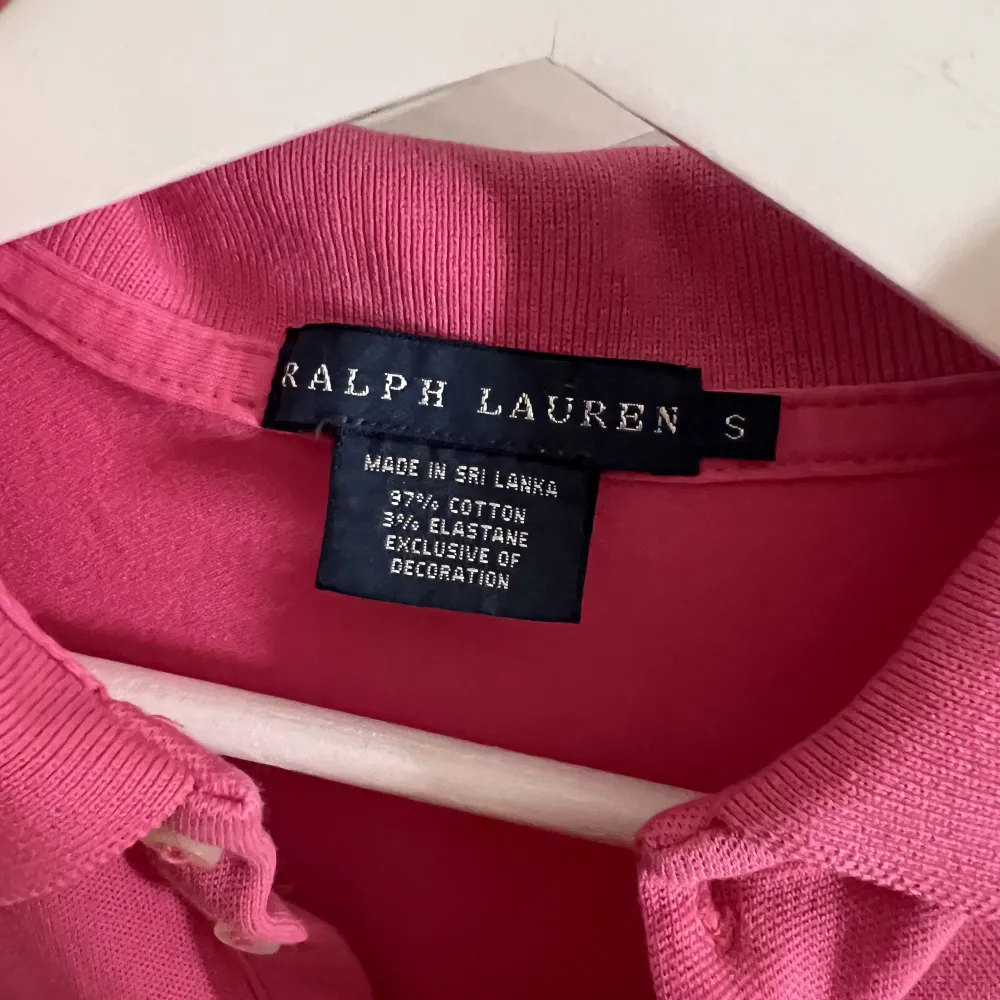 Hot pink Ralph Lauren tröja, jättefin passform och i fint skick! 💕💕. Blusar.