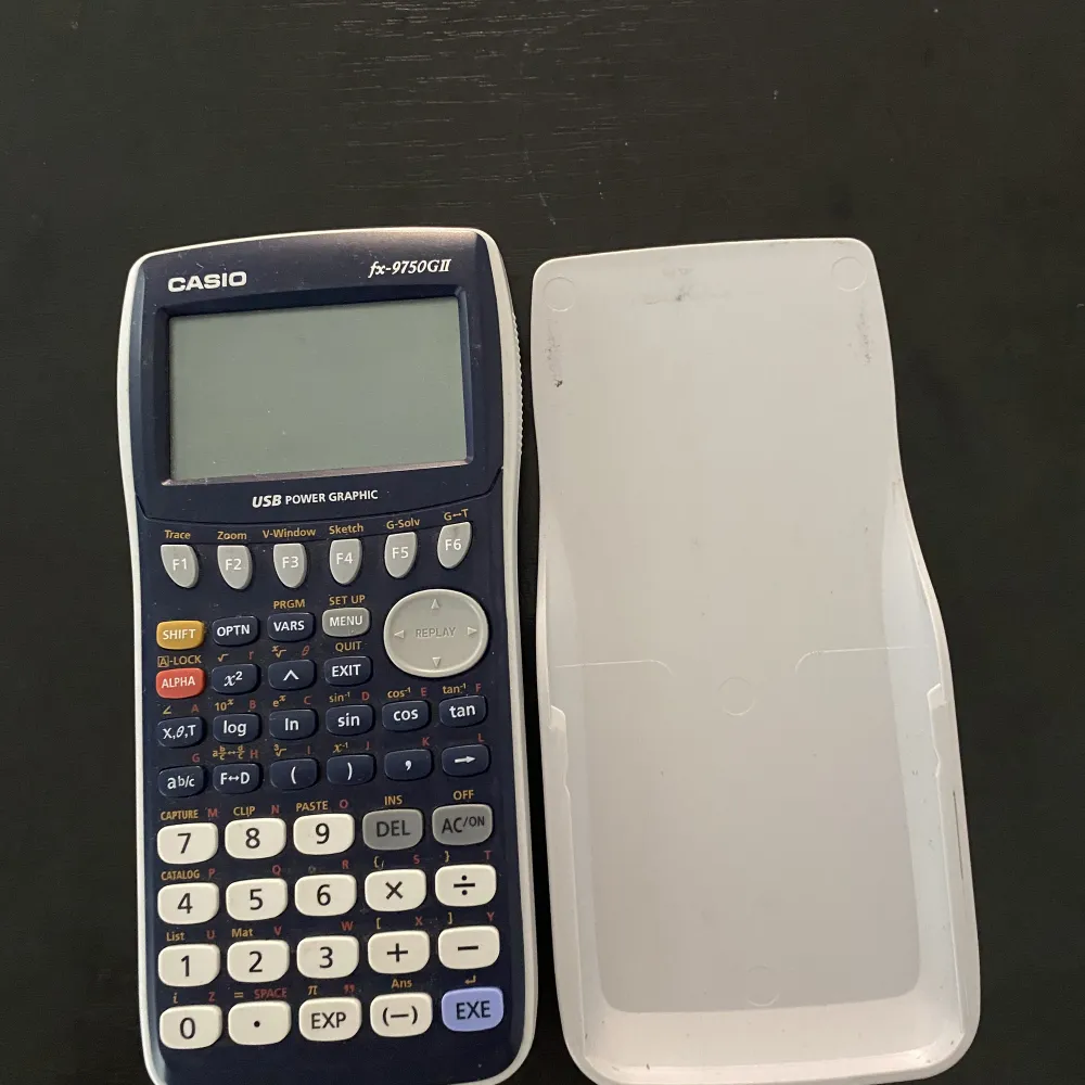 Hej jag tog studenten i år. Jag säljer två casio mini räknare som funkar helt och hållet. En för 700, två gör 1300. Accessoarer.
