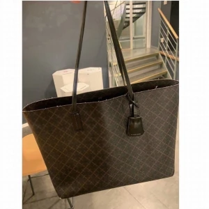 By Malene Birger väska  - Superfin väska från By Malene Birger i modell Abigail printed tote bag, färgen dark chocolate. Nypris 2800 men säljer för 1500 pga lite smutsig insida (se bild 3) 🌟🌟
