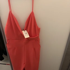 jumpsuit i vidbyxa - helt ny