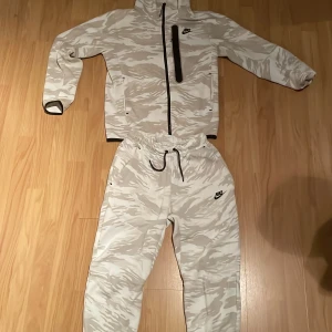 Nike tech fleece  - Säljer min nike tech fleece då jag inte riktigt bär den stilen längre. Båda delarna är i XS men passar också S. Ser ut som ny och är villig att gå ner i pris vid snabb affär