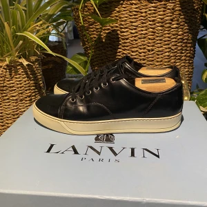 Lanvin Patent Cap Toe Leather - Hej, säljer ett par snygga Lanvin Cap Toes i svart läder. Mycket bra skick, sparsamt använda. Neutral färg & passar till allt. Lätt material att tvätta & hålla rent. Size 8=42/43. Inget og medkommer. Nypris 4600kr. Pris kan diskuteras. Hör av dig!