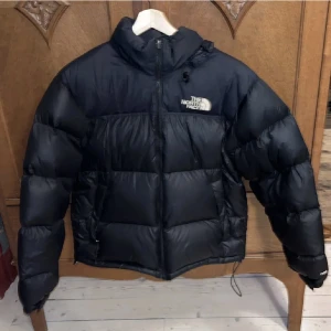 North face jacka - säljer min populära vinterjacka från the north face eftersom jag inte behöver den längre. Den är jätte varm och i bra kvalite inför det tuffa värdet. En sånhär jacka går vanligtvis för 3000kr  Den kommer såklart nytvättad  Kom dm för frågor 💕💕