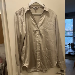 Blus - Blus från hm, använd fåtal gånger. Färgen är beige/guld.