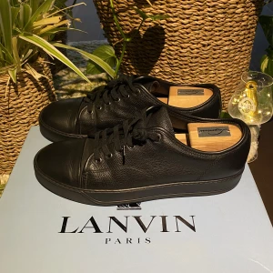 Lanvin Cap Toe Nappa Leather - Hej, säljer ett par grå/svarta Lanvin Cap Toe sneakers. Utmärkt skick, använda 1 gång. Inga defekter, fläckar eller repor. Nypris 4600kr. Inget og medkommer. Neutral färg passar till allt. Slutsåld färg. Size 10=44/45. Pris kan diskuteras. Hör av dig!