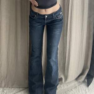Lågmidjade utsvängda jeans i fint skick 💕