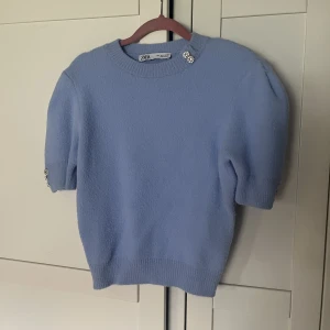 Stickad tröja - Så mysig och fin tröja med puffärmar och fina detaljer. Aldrig använd, endast testad! Storlek L men skulle säga att den passar mer S/M. Jag har tyvärr glömt nypriset. Mitt pris kan diskuteras 😊