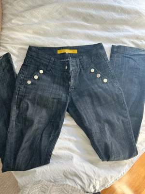 Low waist jeans - Supersnygga jeans som tyvärr är lite stora för mig! Jag är 163 och brukar ha ca 34 i byxor/jeans!