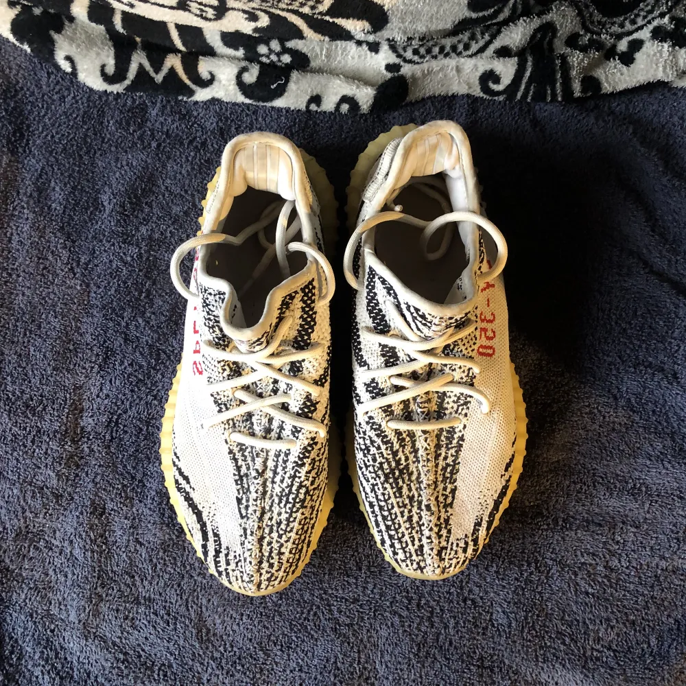 Rätt gamla yeezy 350 men ändå bra skick typ 7/10 näst synligt på baken av skorna men inget man tänker på har haft i typ 5 år. Skor.