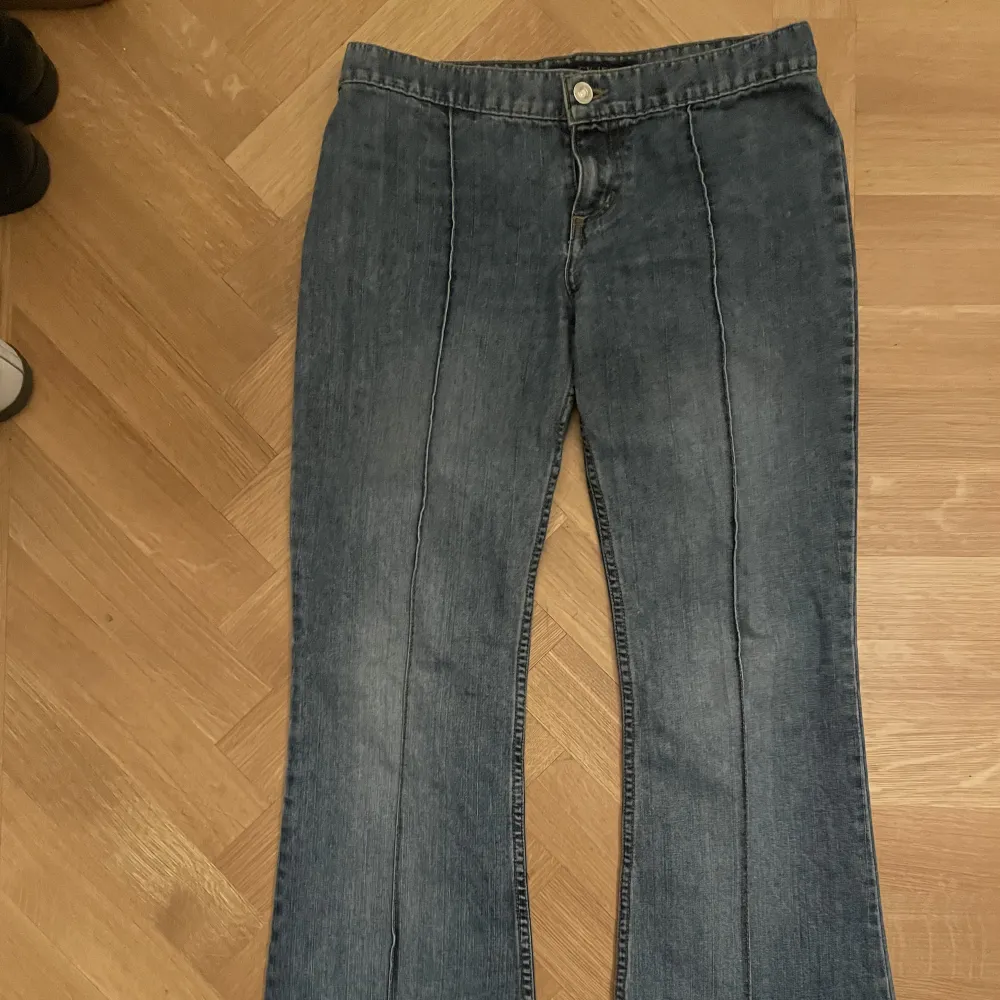 Supersnygga vintage jeans med låg midja och utsvängda ben. De har en söm längst benen.  Köpa secondhand för 500kr  Aldrig använda  Står ingen storlek: upplevd storlek S/M  (Jag är 165cm) . Jeans & Byxor.