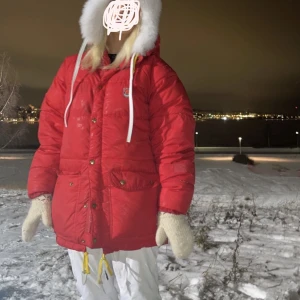 Röd fjällrävenjacka - Säljer ni min röda fjällrävenjacka då den inte kommer till användning, den har x antal defekter därav priset. Kan gå ner vid pris vid snabb affär.