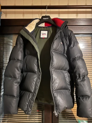 Tommy hillfiger jacka  - Tommy hillfiger dunjacka. Jackan är bara använd under en vinter så skicket är bra. Kan skicka mer bilder om det önskas. 
