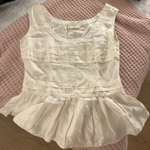 Blus - En cremevit blus som är för liten på mig. Super fin och skön att ha på sig!  Hör av er vid frågor! ❤️