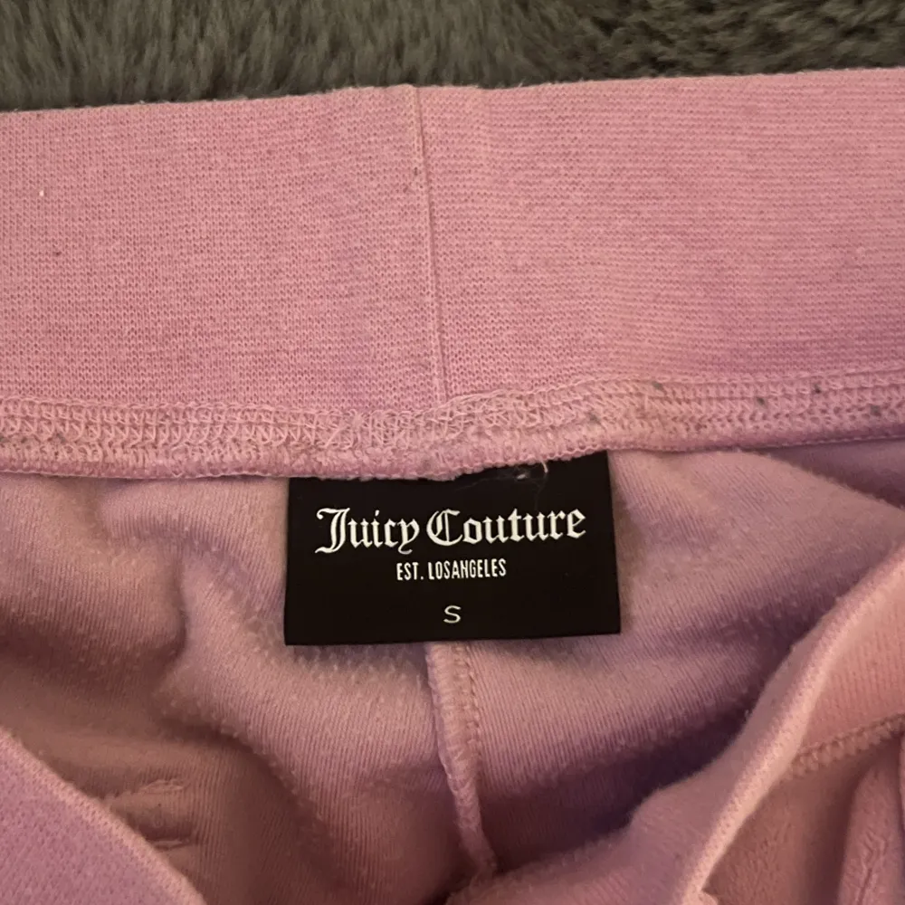 Säljer nu mina juicy Couture byxor i färgen lila,rosa. Använda Max 10 ggr väldigt fint skick. Storlek S. . Jeans & Byxor.