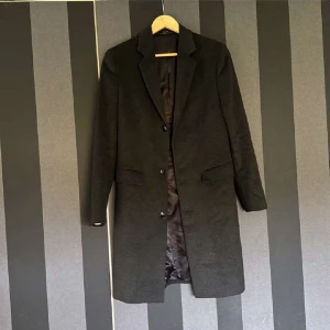 Herr kappa - Säljer min brors kappa från Zara i storlek S. Jättesnygg och varm till hösten.