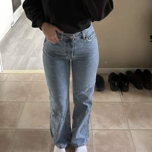 Högmidjade jeans med vida ben från BikBok. Använda ett fåtal gånger, inga skavanker alls! 😊Strl. W28/L30.