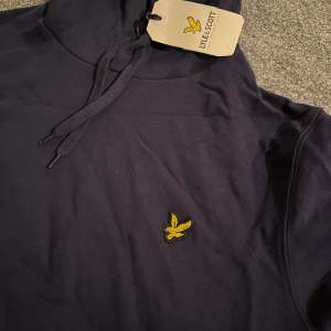 Lyle & scott hoodie, aldrig använd. Strlk s men stor i storleken. 