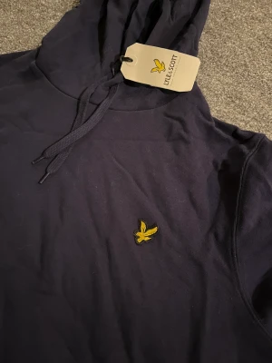Lyle & scott - Lyle & scott hoodie, aldrig använd. Strlk s men stor i storleken. 
