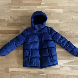 Vinterjacka polo Ralph lauren - Jag säljer denna vinterjacka polo Ralph lauren för att jag har vuxit ur den. Det är mörkblå och storlek (150-165cm) L barn. Original pris är runt 2000kr