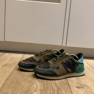 Valentino rockrunner - Valentino skor i storlek 40 men passar 41 skick 8/10 nypris ca:8000