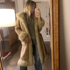 Afghan coat  - Snyggaste kappan ever!! Fake päls 💋köpt på depop för över 2000. Jättefint skick!