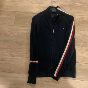 Tommy Hilfiger Zip Turtleneck - Säljer denna Tommy Hilfiger Zip Turtleneck Cardigan i storlek S. Passar inte länge & är i bra skick 