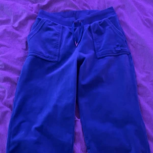 juicybyxor💙 - ett par juicybyxor i färgen regatta som jag säljer för att jag inte använder dom längre, inga synliga defekter, ena metallpluppen på ett av snörena sitter lite löst så man får ta det försiktigt men annars är det inga defekter, storlek S men passar M💙