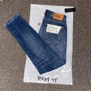 Tja nu säljer jag dessa helt sprillans nya Replay jeans. Regular slim fit passform. Storlek 29/32. Perfekta jeans för dig som vill grischa till det!  Nypris är 1899, köp av mig för endast 899. Hör av dig vid frågor eller funderingar mvh Liamsellout!🤩❤️