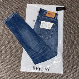 Replay WILLBI - Tja nu säljer jag dessa helt sprillans nya Replay jeans. Regular slim fit passform. Storlek 29/32. Perfekta jeans för dig som vill grischa till det!  Nypris är 1899, köp av mig för endast 899. Hör av dig vid frågor eller funderingar mvh Liamsellout!🤩❤️