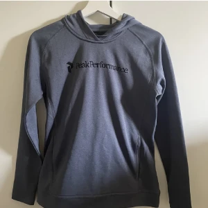 Peak performance hoddie  - En grå / blå peak performance tränings hoddie stl S men mer som xs. 