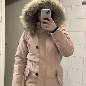 Vinterjacka  - En ljusrosa/gammel risa vinterjacka med avtagbar pälsluva 🩷 