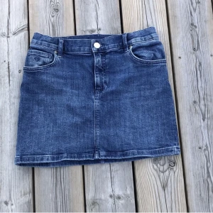 GANT jeanskjol - Säljer denna gant kjol då den är för liten, den är sparsamt använd och inga defekter ❤️ Den är aningen ljusare än på bilden💕(pris går att diskuteras)