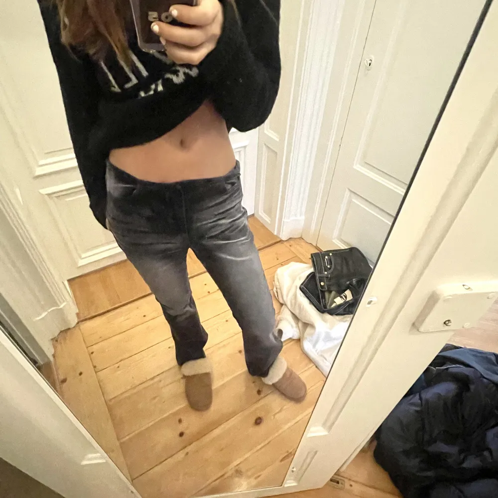 As snygga lågmidjade jeans från Weekday⭐️ såå najs till fest eller skola!! W28 L30, möts upp eller postar. Jeans & Byxor.