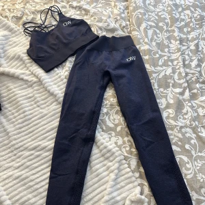 Iciw träningstights och topp - Ett sett från iciw med fina detaljer. Säljes då det ej kommer till användning🫶🏼 Båda är i storlek S🤗
