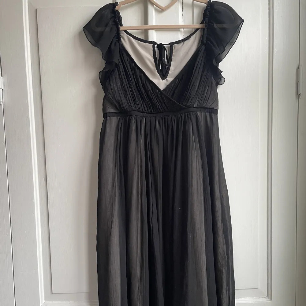 Jättefin svart klänning! Helt perfekt skick 💗. Klänningar.