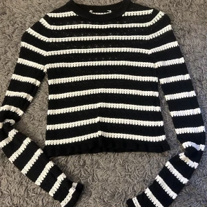 Randig tröja från zara - Säljer denna skitsnygga & populära tröjan från zara, ser ut som ny! Tycker den sitter mer som en xs än s💕