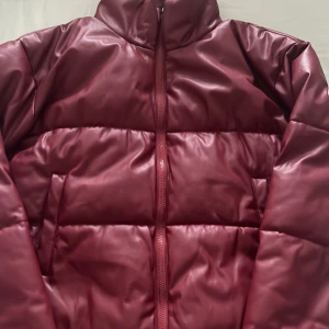 Röd Jacka  - Säljer denna röda jacka då jag inte använder den längre.  Jackan har använts under många tillfällen men är i bra skick. Hör av er privat om ni vill ha fler bilder.