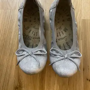 Hjälper min morsa med att sälja dessa skor då de inte kommer till användning längre.