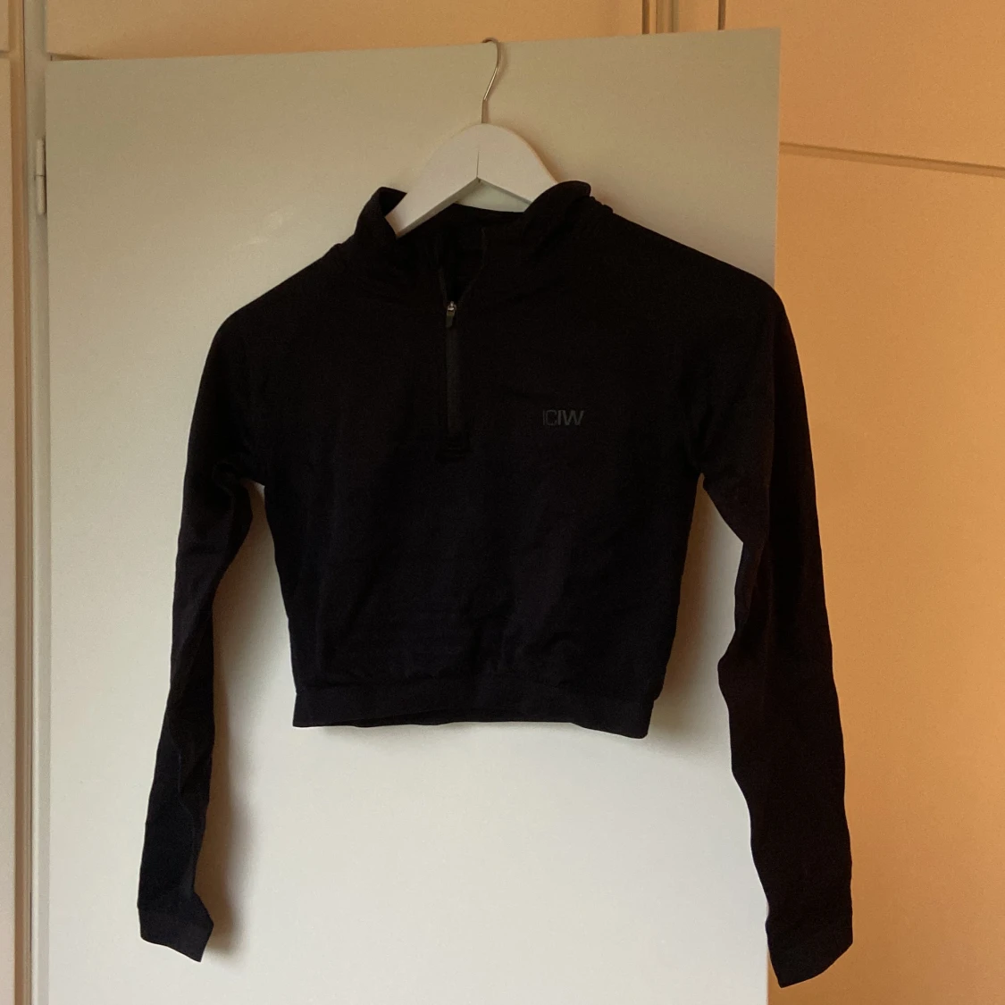 Croppad ziptröja från ICIW