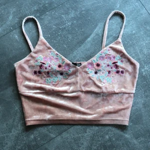 Linne - Ett mönstrat linne men blommor på, den har ett skönt mjukt material som glänser