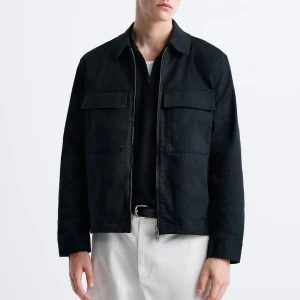 Tunn jacka från Zara  - Svart fin jacka/overshirt i bomullstyg. Relaxed fit. Påsydda fickor med lock. Sidofickor. Knäppning med dragkedja.  