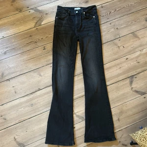 Zara bootcut jeans gråa - Grå tvätt, använd 1 gång!!! Så som nya. Sitter snyggt på och är bootcut, storlek 38. 