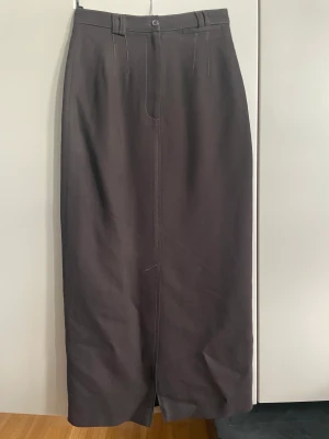 Kjol ullblandning fodrat  - Midjemått  66 cm Längd 90 cm