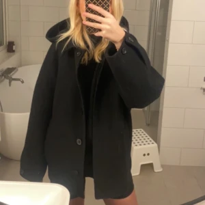 Cos kappa  - Säljer nu min COS kappa som är förra årets kollektion. Luvan kan man ta av/på hur man vill, använd förra vintern men inga skador eller defekter. Ord pris 1800. Mysig och passar mig som bär xs oftast 🫶🏼