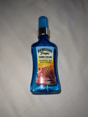 Hawaiian bodymist - En bodymist som doftar ganska fruktigt. Passar bra till sommaren. Kommer inte till användning längre. Lite mer än halva kvar i flaskan. 