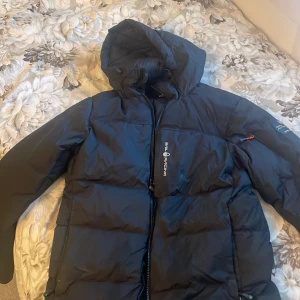 Sail racing vinterjacka - En vinterjacka som blivit liten på mig men fortfarande inte har något fel. Köpte den för 3000. Lägger ut den för 1200. Pris kan diskuteras.